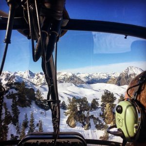 Survol de la Cerdagne enneigée vu depuis le cockpit de l'hélicoptère