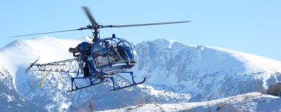 Alouette II posée dans la neige lors d'un vol vers le Cambre d'Aze