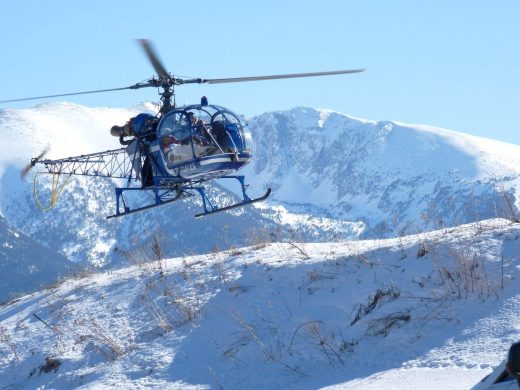 Alouette II posée dans la neige lors d'un vol vers le Cambre d'Aze