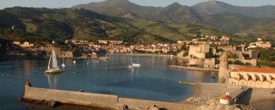 Baie de Collioure et son clocher au soleil couchant, vus d'hélicoptère