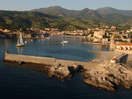 Baie de Collioure et son clocher au soleil couchant, vus d'hélicoptère
