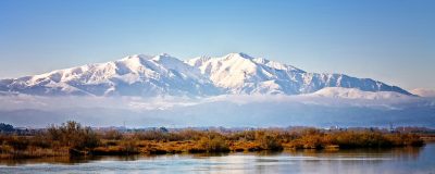 Le Canigou enneigé se reflétant dans un étang du Roussillon