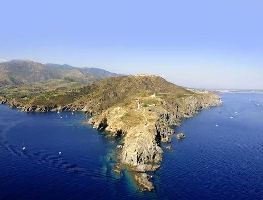 Criques et côte rocheuse du cap Béar vues d'hélicoptère