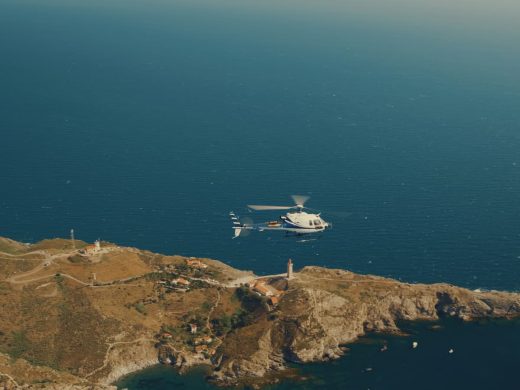 Hélicoptère Hélittoral au-dessus du cap Béar et de son phare