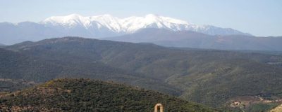 Chapelle Saint-Martin perchée face au Canigou enneigé, vue en hélicoptère