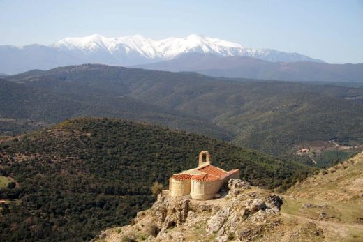 Chapelle Saint-Martin perchée face au Canigou enneigé, vue en hélicoptère