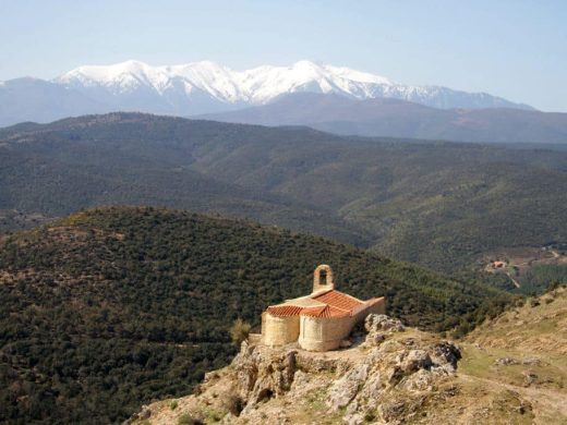 Chapelle Saint-Martin perchée face au Canigou enneigé, vue en hélicoptère