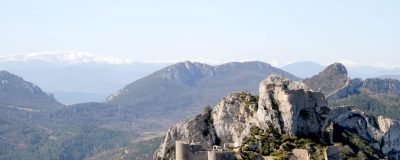 Château de Peyrepertuse sur sa crête rocheuse, vu depuis l'hélicoptère