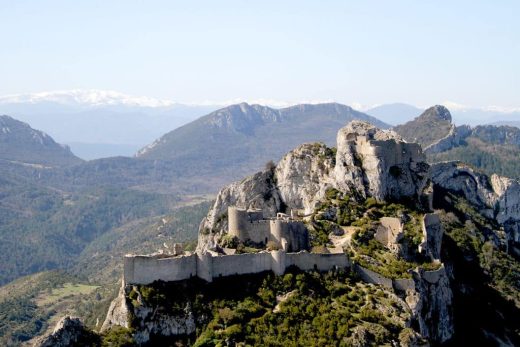 Château de Peyrepertuse sur sa crête rocheuse, vu depuis l'hélicoptère