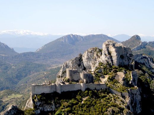 Château de Peyrepertuse sur sa crête rocheuse, vu depuis l'hélicoptère
