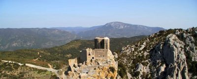 Château de Quéribus perché sur son piton rocheux, survolé en hélicoptère
