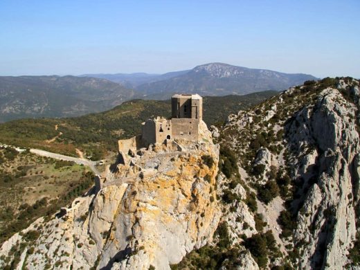 Château de Quéribus perché sur son piton rocheux, survolé en hélicoptère