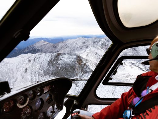 Vue depuis le cockpit pendant le survol du massif du Canigou