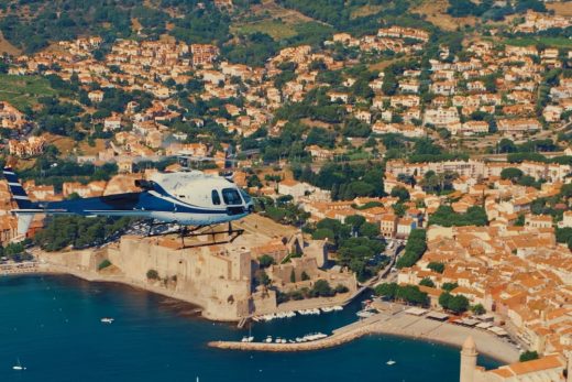 Collioure et son château royal survolés en hélicoptère sur la Côte Vermeille