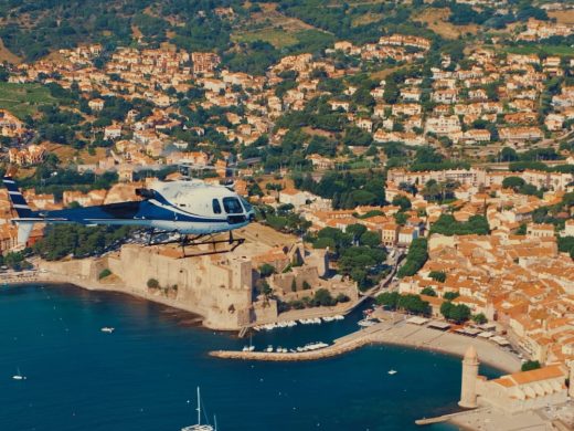 Collioure et son château royal survolés en hélicoptère sur la Côte Vermeille