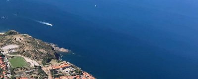 Vue aérienne de Collioure et de ses criques sur la Côte Vermeille