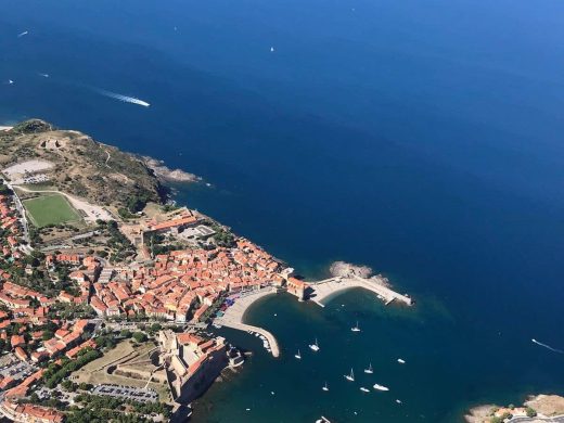 Vue aérienne de Collioure et de ses criques sur la Côte Vermeille