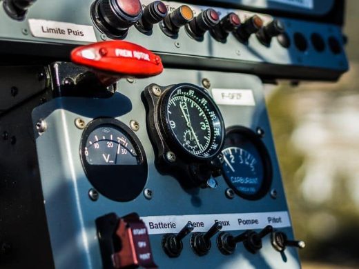 Commandes et instruments de l'hélicoptère lors d'un vol d'initiation