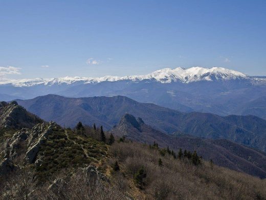 Crêtes du Balcon du Canigou et sommets enneigés vus du ciel