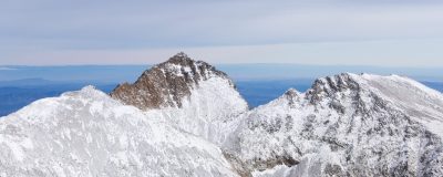 Crêtes enneigées du massif du Canigou vues du ciel