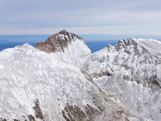 Crêtes enneigées du massif du Canigou vues du ciel
