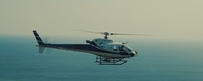 Hélicoptère Hélittoral en vol au-dessus du littoral catalan