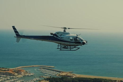 Hélicoptère Hélittoral en vol au-dessus du littoral catalan