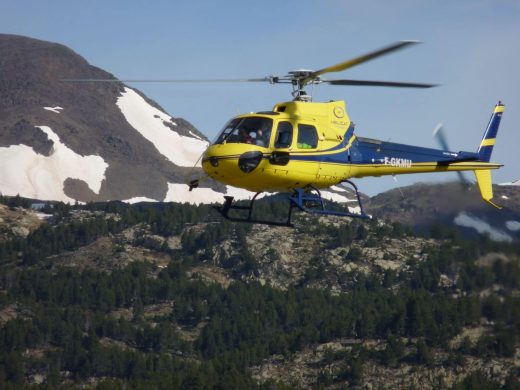 L'Écureuil F-GKMU d'Hélittoral en vol près du lac des Bouillouses