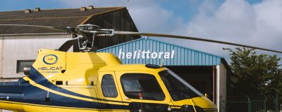Hélicoptère Hélittoral devant son hangar avant le décollage