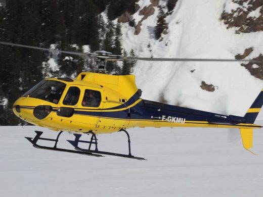 Hélicoptère Hélittoral posé sur la neige pendant le circuit Capcir