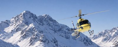 Hélicoptère Hélittoral survolant les sommets enneigés du Cambre d'Aze