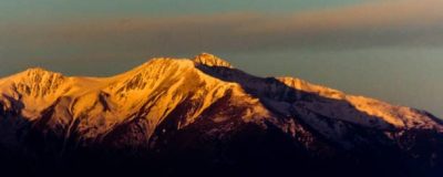 Le massif du Canigou embrasé par la lumière du soir