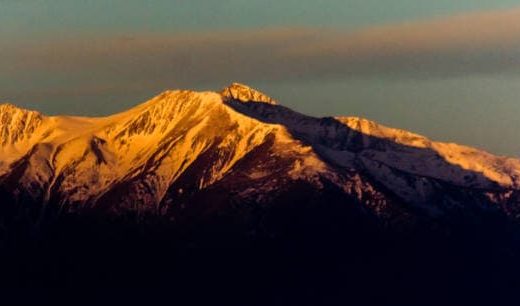 Le massif du Canigou embrasé par la lumière du soir