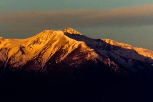 Le massif du Canigou embrasé par la lumière du soir