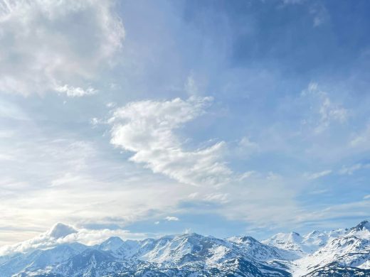 Les montagnes enneigées du Capcir vues du ciel