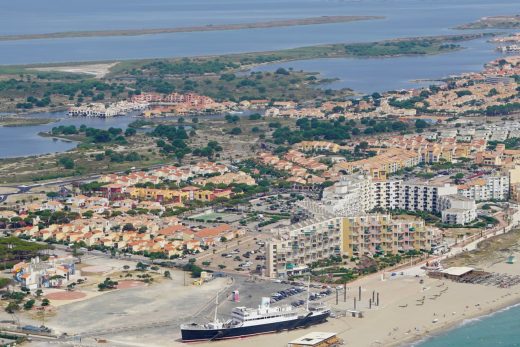 Le Lydia, paquebot des sables, et la plage du Barcarès vus en hélicoptère
