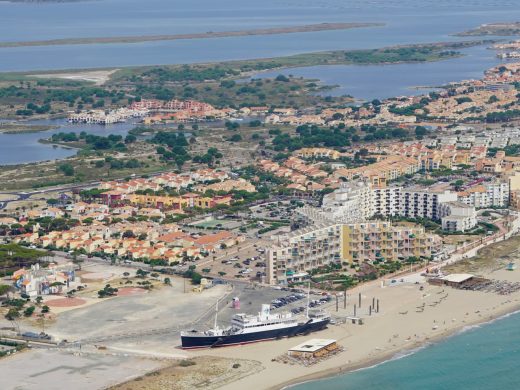Le Lydia, paquebot des sables, et la plage du Barcarès vus en hélicoptère