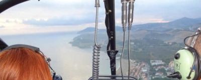Vol d'initiation au pilotage au-dessus du littoral, vue depuis le cockpit