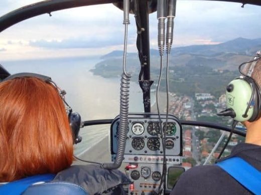 Vol d'initiation au pilotage au-dessus du littoral, vue depuis le cockpit