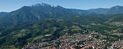 Prades et la plaine du Conflent survolées en hélicoptère