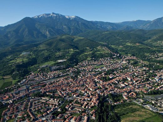 Prades et la plaine du Conflent survolées en hélicoptère
