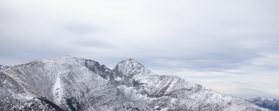 Sommet du Canigou enneigé vu depuis l'hélicoptère