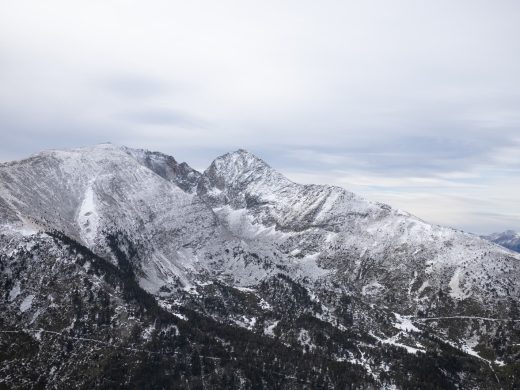 Sommet du Canigou enneigé vu depuis l'hélicoptère