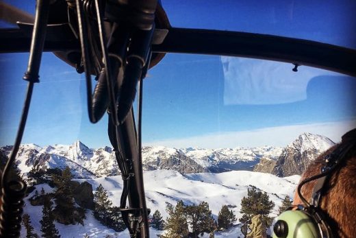 Survol de la Cerdagne enneigée vu depuis le cockpit de l'hélicoptère