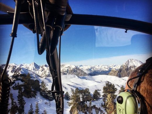 Survol de la Cerdagne enneigée vu depuis le cockpit de l'hélicoptère
