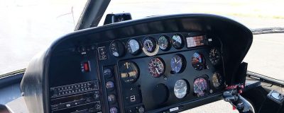 Tableau de bord de l'hélicoptère pendant le vol d'initiation au pilotage