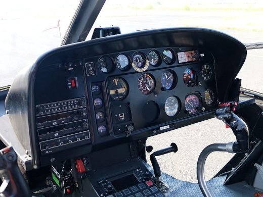 Tableau de bord de l'hélicoptère pendant le vol d'initiation au pilotage