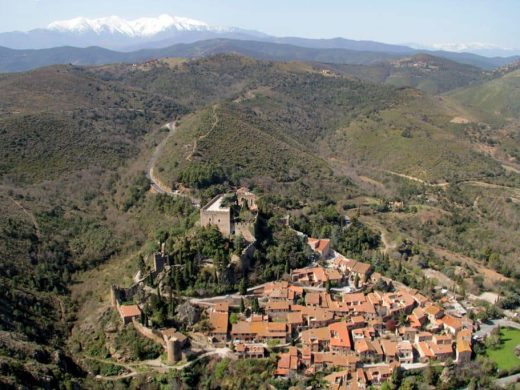 Village et château de Castelnou survolés en hélicoptère, Canigou enneigé en fond